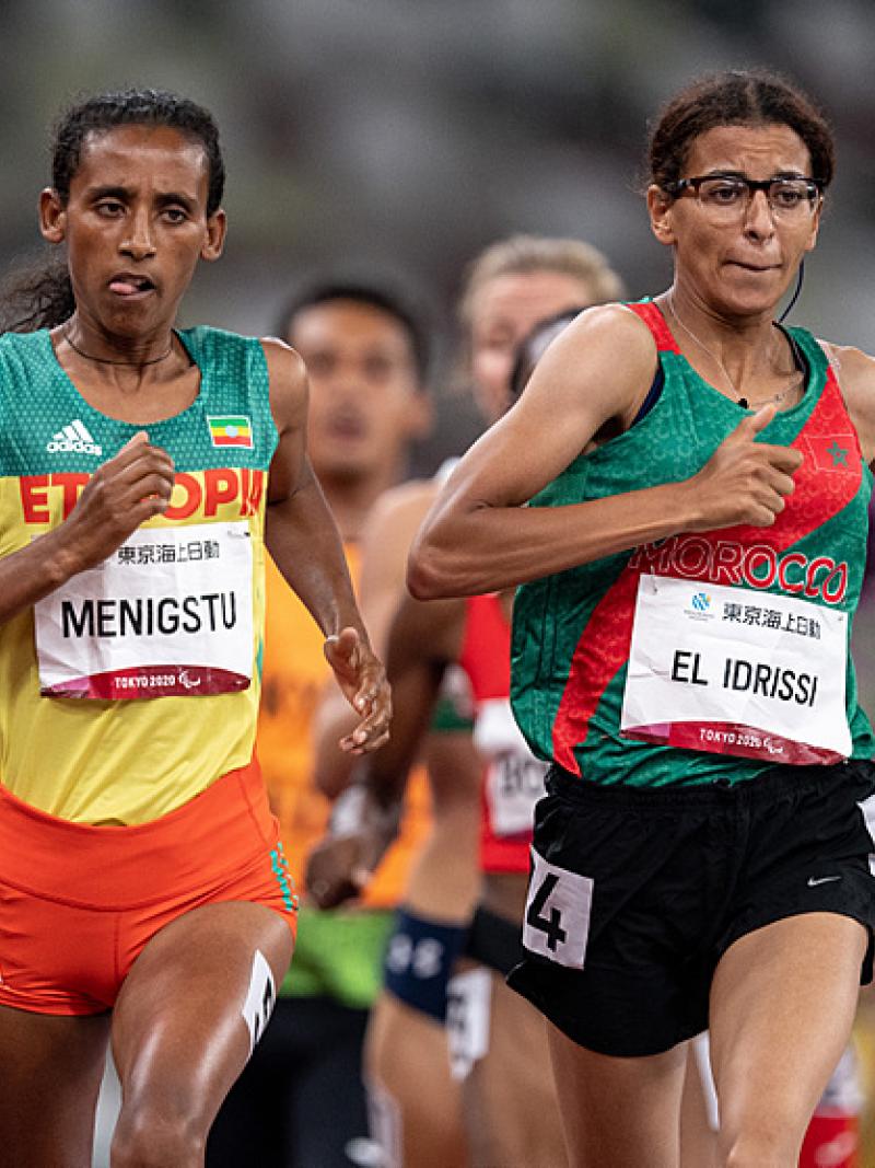 Two women racing side-by-side in 1,500m